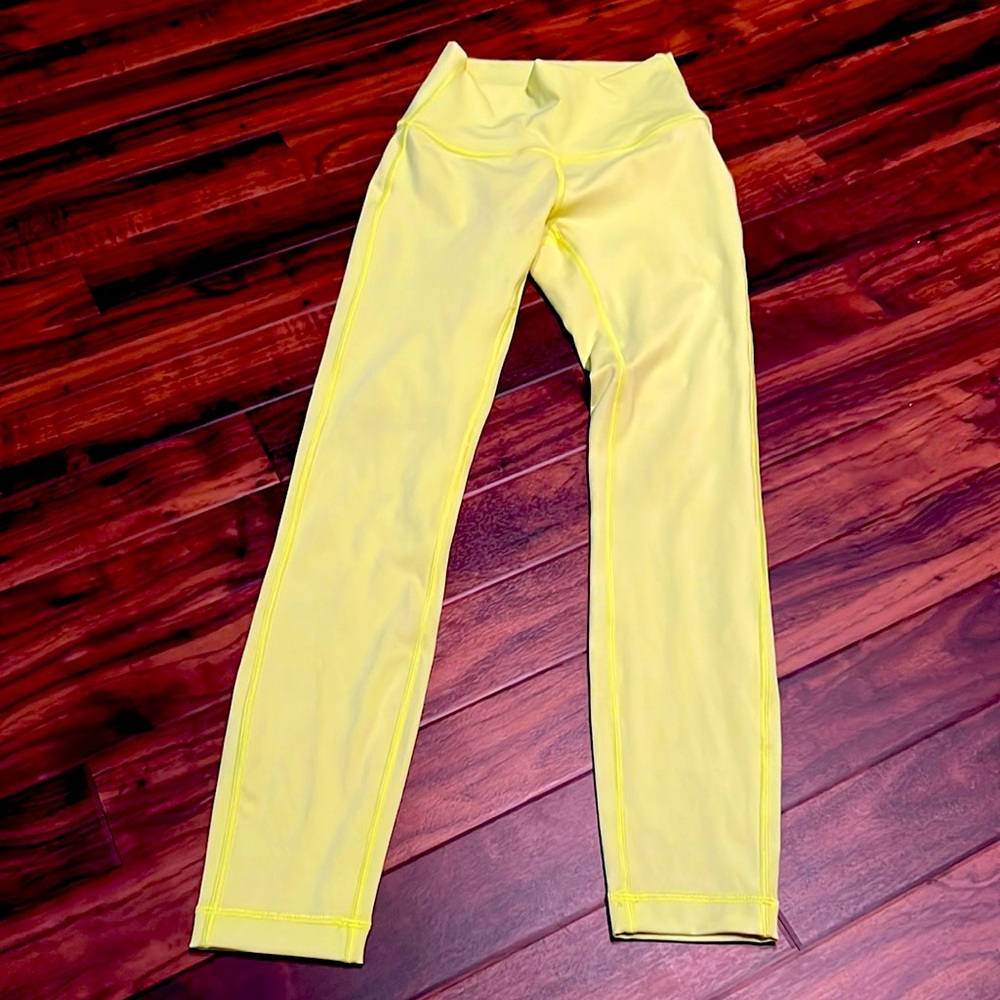 Lululemon size 2 highlighter yellow Wunder Under leggings,perfect condition, 25”